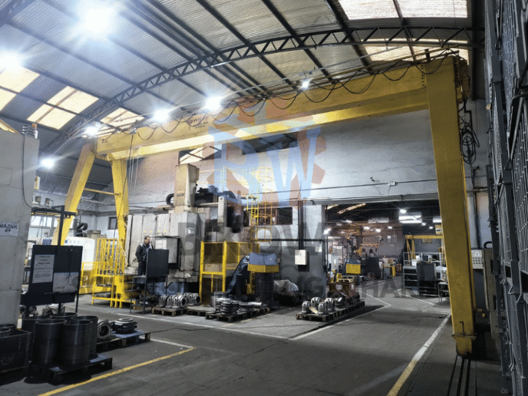 Home 21 Área produtiva de indústria metalmecânica com máquinas industriais antes da adequação NR-12