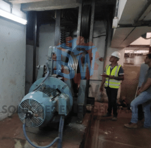 Home 13 Engenheiro realizando inspeção técnica em equipamento industrial em ambiente produtivo