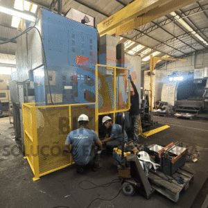 Home 10 Engenheiros realizando adequação NR-12 com instalação de proteção de segurança em máquina industrial