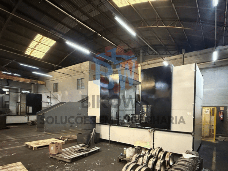 Home 24 Estrutura de proteção de máquina industrial instalada conforme requisitos de segurança da NR-12