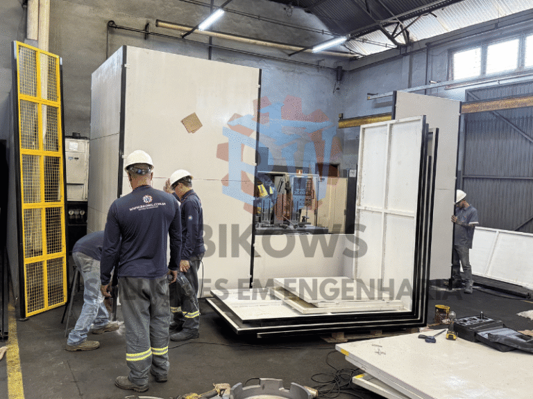 Home 23 Equipe técnica realizando instalação de proteção de segurança em máquina industrial conforme NR-12