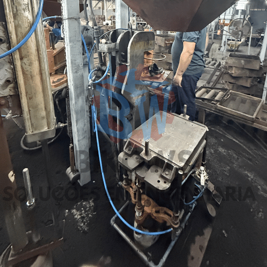 Home 15 prensa industrial utilizada em processo produtivo de fundição antes da automação